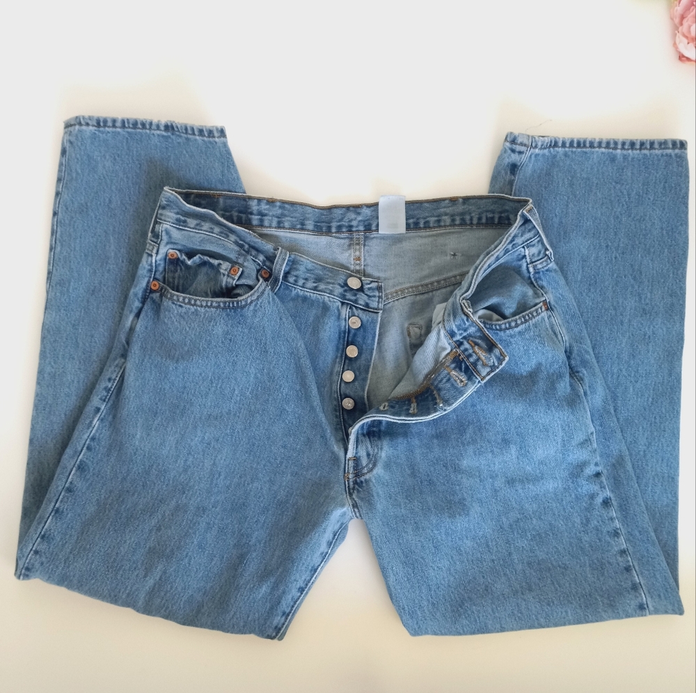 VINTAGE Levi's 501 Men's Button Fly Light Wash Blue Denim Jeans 38 x 30 Flawed - Picture 3 of 9